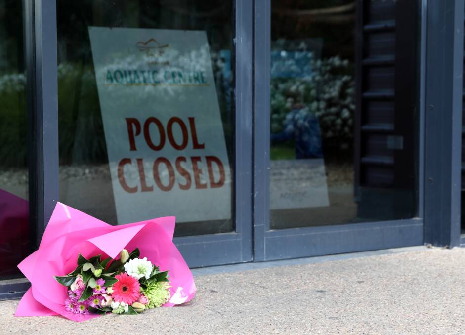 PAYING TRIBUTE: There has
been an outpouring of grief
across Orange and beyond
for Mia Rose Harrison, who
tragically drowned on Saturday.
Photo: ANDREW MURRAY
1105ampool5