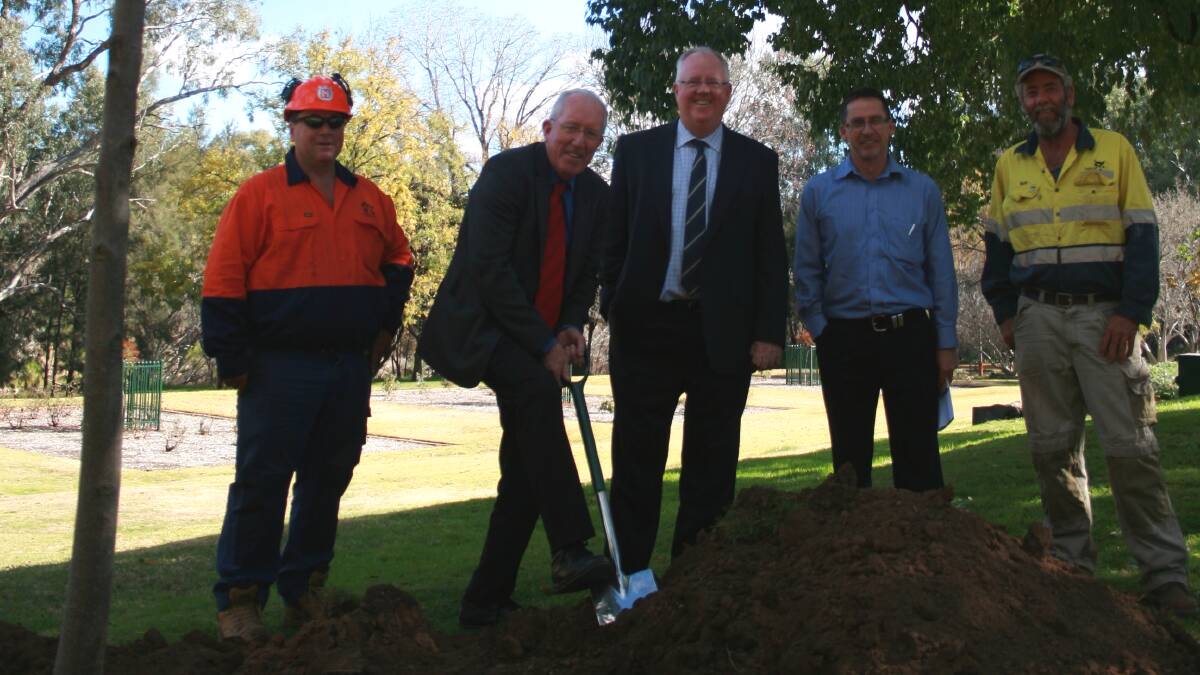 Dubbo Regional Council’s Ian Hodges, Michael Kneipp, Mark Riley and Ian McAlister with Ian Bolond from Bolo’s Moving and Excavation at Cameron Park.