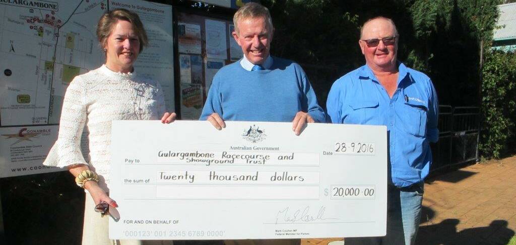 VALUABLE FUNDING: Mark Coulton (centre) presents Annie Haling and Steve Colwell with $20,000 from the Stronger Communities Programme.