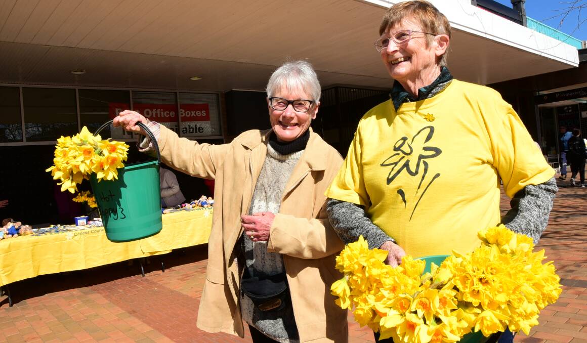 SPREADING HOPE: Dubbo Cancer Support Group members Elise Howe and Gwen Glover selling daffodils on Friday. Photo: BELINDA SOOLE