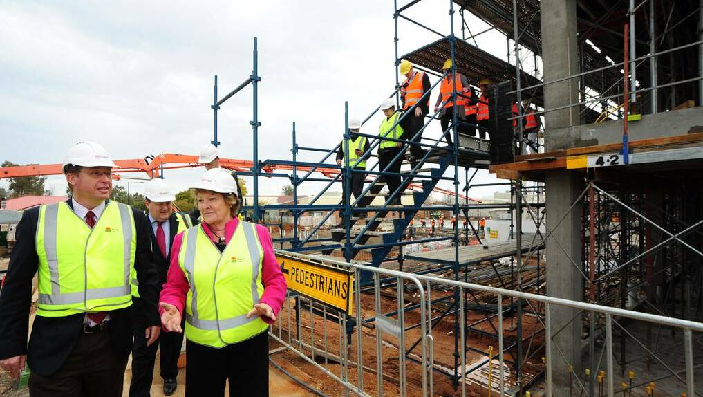 NEW FLOOR: State Member for Dubbo and Deputy Premier Troy Grant has announced the calling of tenders for construction of another floor on the new clinical services building at Dubbo Hospital. He is pictured showing NSW Health Minister Jillian Skinner the building when under construction. Photo: File
