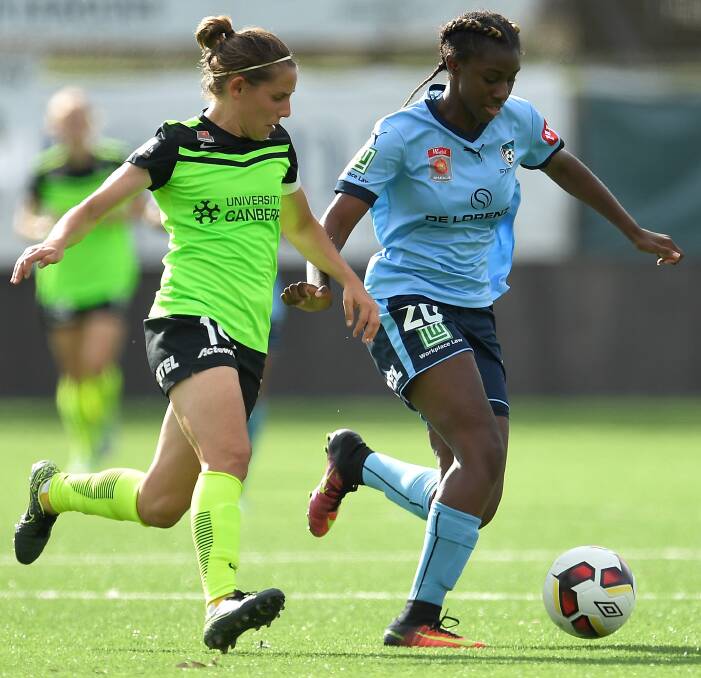 TUSSLE: Dubbo product and Canberra United star Ash Sykes (left) battles for the ball during her side's disappointing loss to Sydney FC earlier this week. Photo: GETTY IMAGES