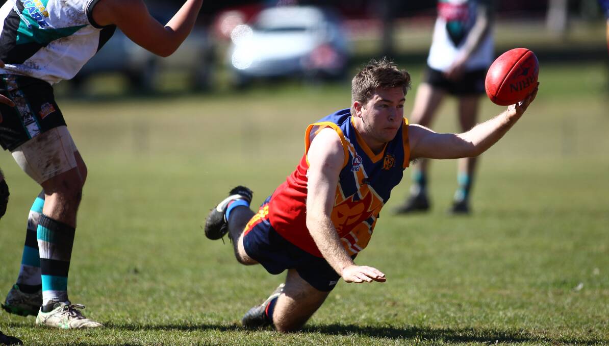 GIVING IT EVERYTHING: Arend Boog stretches out during his side's dramatic loss to the Bathurst Bushrnager Rebels on Saturday. Photo: PHIL BLATCH