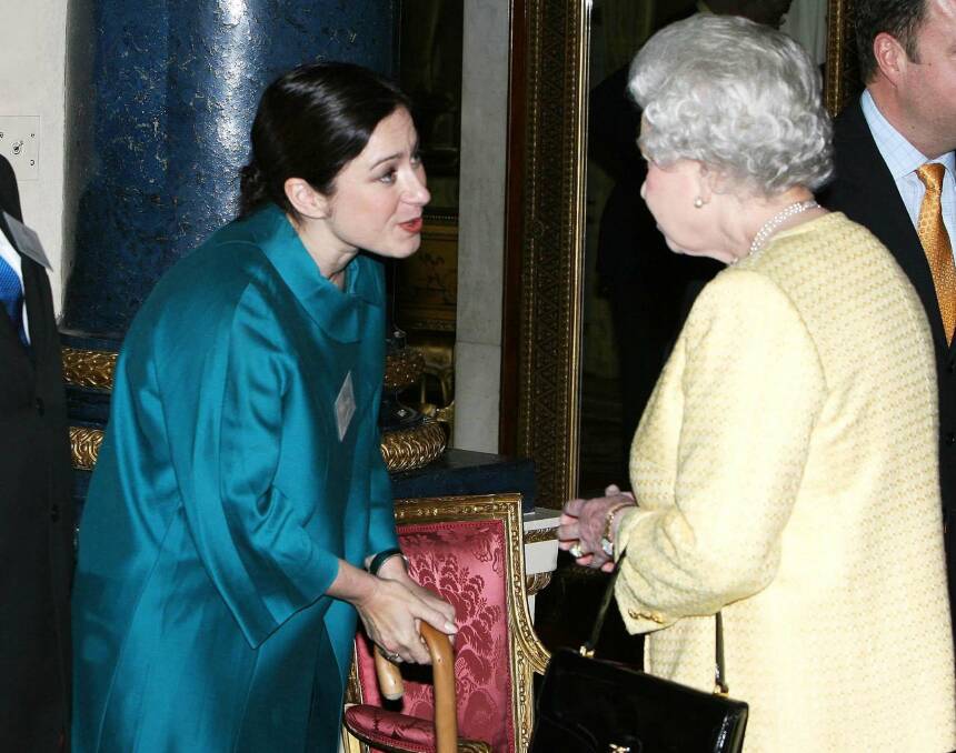 Gill Hicks meets Britain's Queen Elizabeth II at a reception for Australians working in Britain in 2006. Photo: AP/STEVE BUTLER