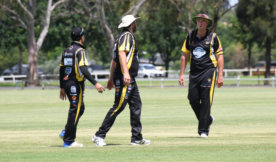 Steve Skinner (right) talks tactics with his team during Saturday's win over Macquarie. Picture by Amy McIntyre