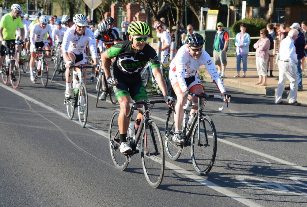 Event returns: Three-time Tour de France green jersey winner Robbie McEwen joined the region's mayors and other riders during the 2015 Tour de Oroc. Photo: FILE