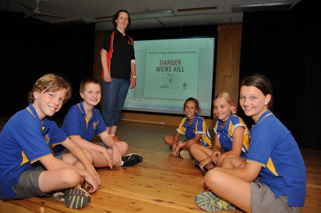 State Emergency Service (SES) volunteer Karen Martin with Jonathon Gleeson, Oscar Hunt, Mariah Delany, Casey Willams and Maeve Sparrow during a session at Dubbo South Public School about water and weir safety. 									     Photo: BELINDA SOOLE