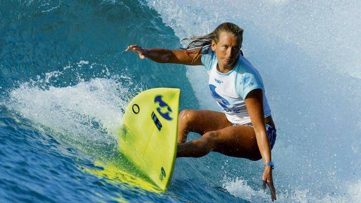 Layne Beachley competing on Honolua Bay off the Hawaiian island of Maui in December 2002. REUTERS/Associatoin of Surfing Professionals/Pierre Tostee/Handout
