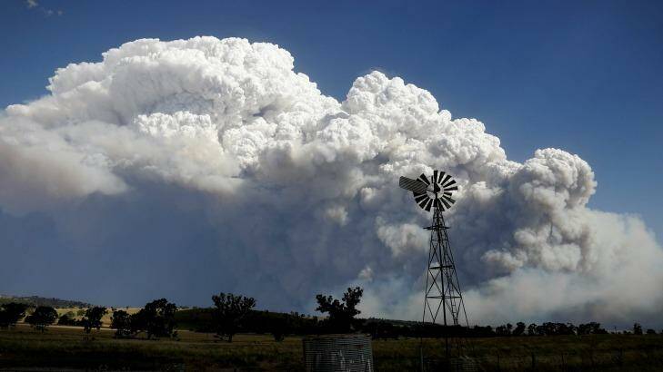 Smoke from the Sir Ivan fire east of Dunedoo, NSW, seen from Coolah, on Sunday 12 February 2017. Photo: Alex Ellinghausen
