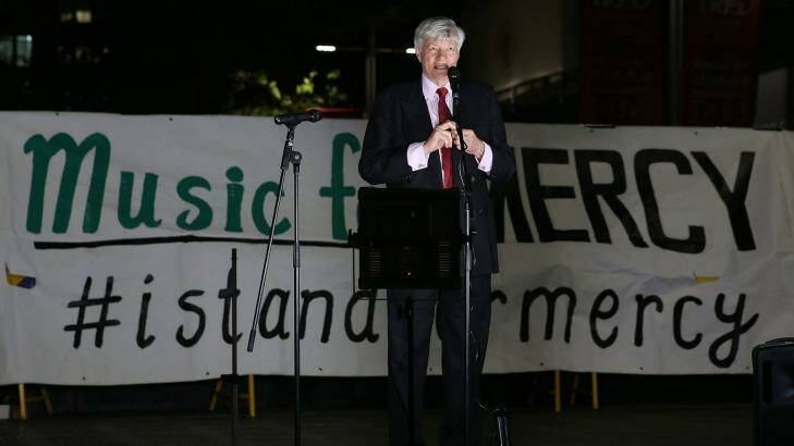 Human rights lawyer Geoffrey Robertson QC speaks at a candlelit vigil for Andrew Chan and Myuran Sukumaran at Martin Place. Photo: Brendon Thorne