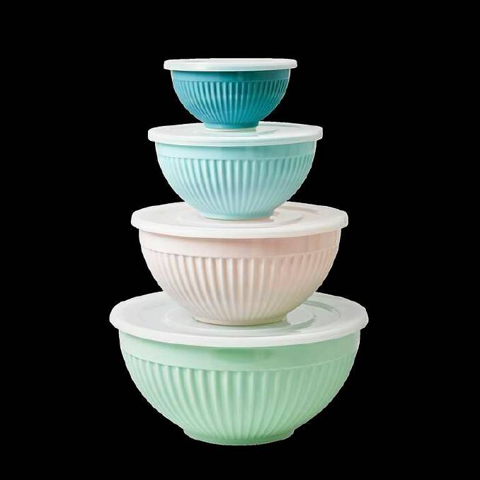 Bowls?of?Style: Melamine?bowls?with?plastic?lids?are?the?perfect?way?to?store?a?week?s?worth?of?
deliciousness?in?the?office?fridge.?$80?(not?including?postage).?rice.dk
