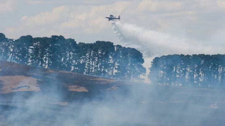 Water bombing aircraft over Tarago fire. Photo: Elesa Kurtz