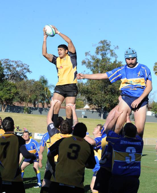 Manbir Mann wins a lineout for the Dubbo Rhinos Gold in their major semi-final loss to Yeoval this year.