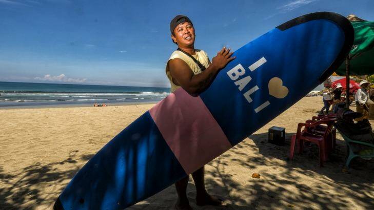 Chris rents out surfboards on Kuta beach. Photo: Luis Enrique Ascui
