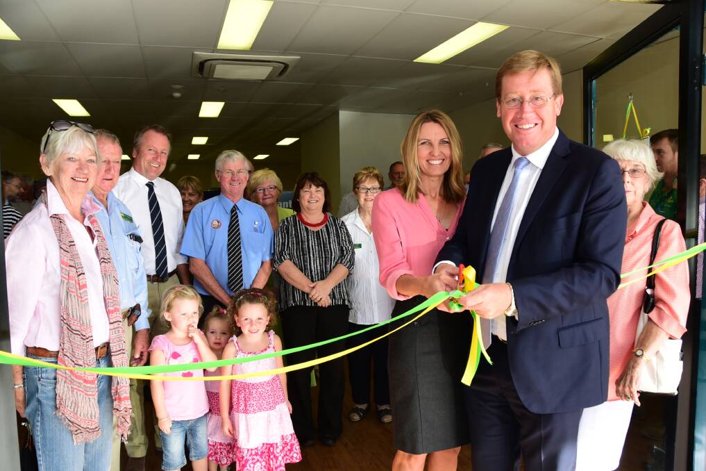 Dubbo MP Troy Grant and his wife Toni cut the ribbon at his new campaign office in Macquarie Street.										  Photo: BELINDA SOOLE