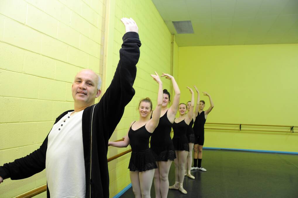 Brett Morgan with Dubbo Ballet Studio students Billie Tipping, Caterina Buttarelli, Elly Haksteeg, Piper Kleinig and Ben Oldroyd.  
 
	       Photo: KATHRYN O'SULLIVAN