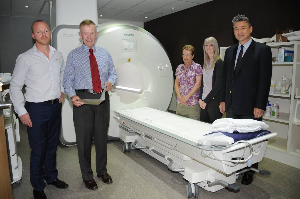 Radiographer Luke Meredith, Parkes MP Mark Coulton, radiographers Dr Sonja Borsky and Emily Ball with PRP chief operating officer Jonathan Page. 					      Photo: BELINDA SOOLE