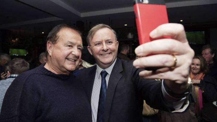 Anthony Albanese campaigning at the Sackville Hotel, in Rozelle. Photo: Christopher Pearce