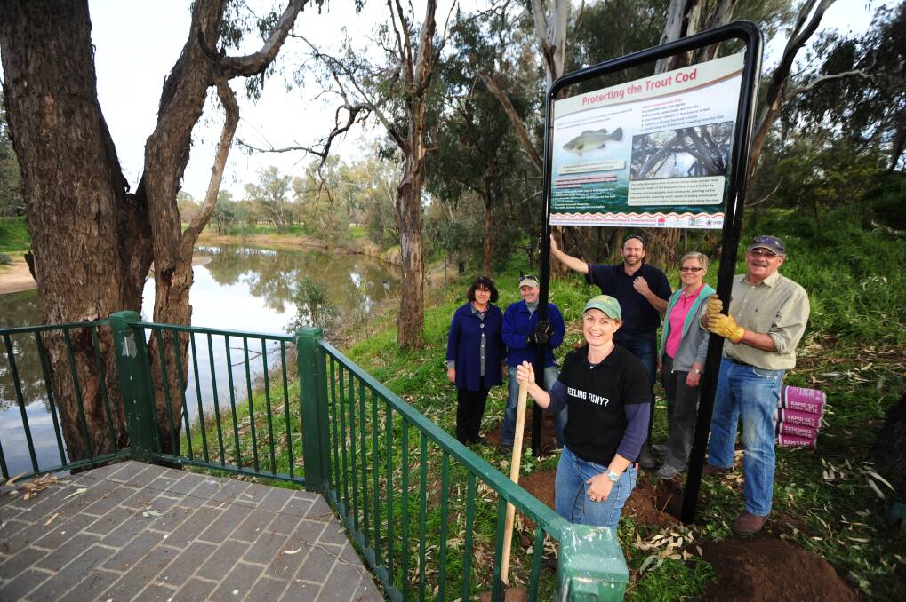 Mary Kovac, Danielle Littlewood, Rodney Price, Annette Priest, Daryl Green and Sam Davis with the new sign alongside the Macquarie River. 
Photo: BELINDA SOOLE