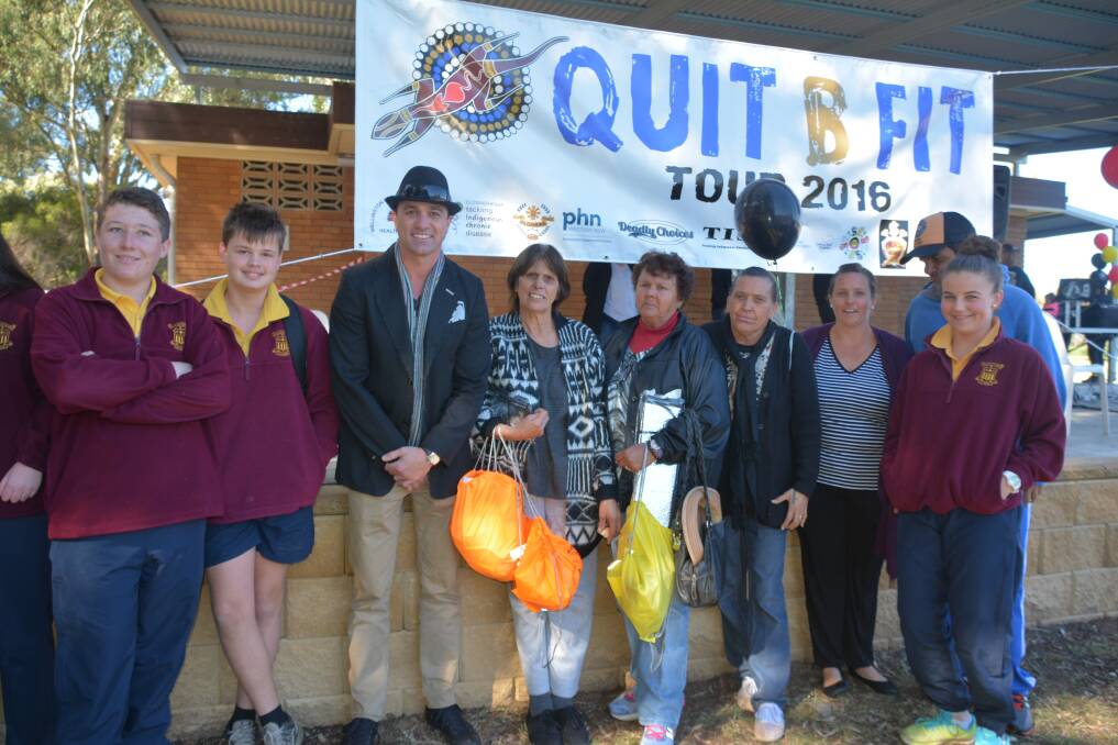 Shannon Noll with the community at Wellington to promote the anti smoking message. 				 Photo: FARREN HOTHAM