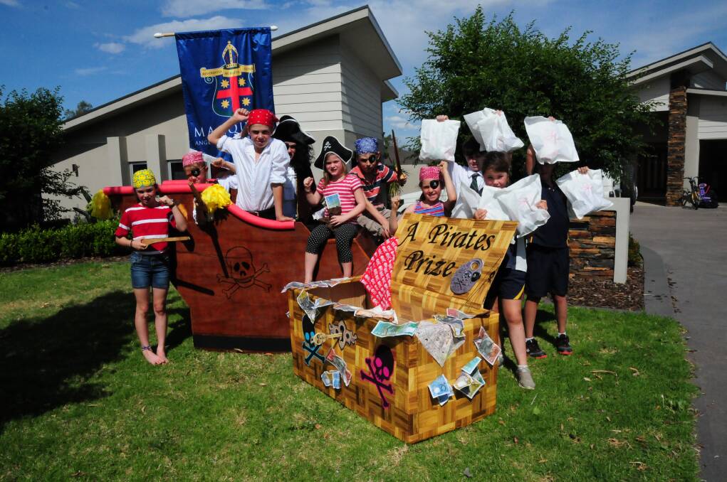 Tilly Backus, Mason, Willis and Hugh Olney, Billie, Archie and Hebe Backus, Ethan Maher, Sophie Coggan and Wyatt Palm preparing the buried treasure pirate ship for the MAGS Spring Fair. Photo: GREG KEEN.