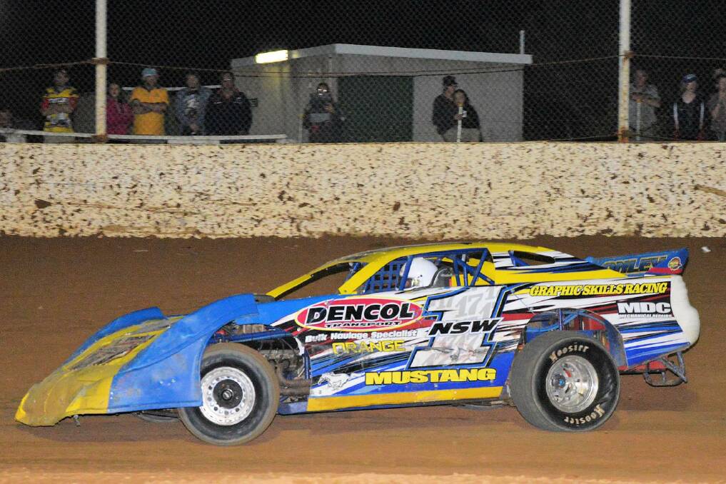 Orange s Lachlan Onley will be looking to defend his NSW title at the 2015-16 Super Sedan Title at Dubbo s Morris Park Speedway on Saturday night.  
Photo: MAXIMUM ACTION PHOTOGRAPHY