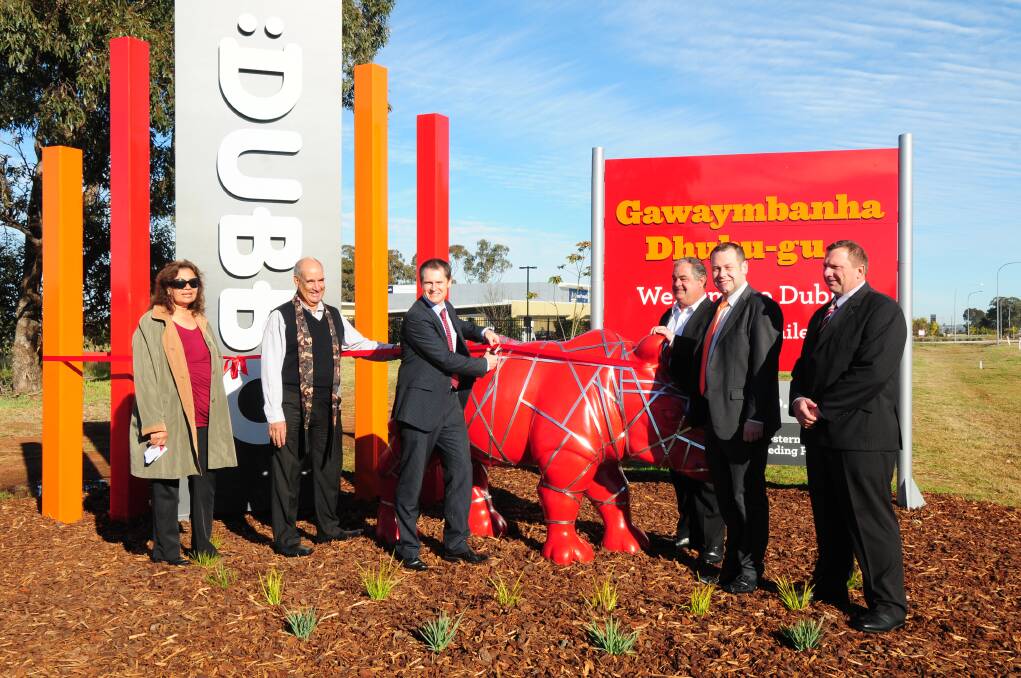 Mayor Mathew Dickerson launching the new city signs with Shirley Wilson and Rod Towney from the Dubbo Aboriginal Workers Party and councillors John Walkom, Ben Shields and Greg Mohr