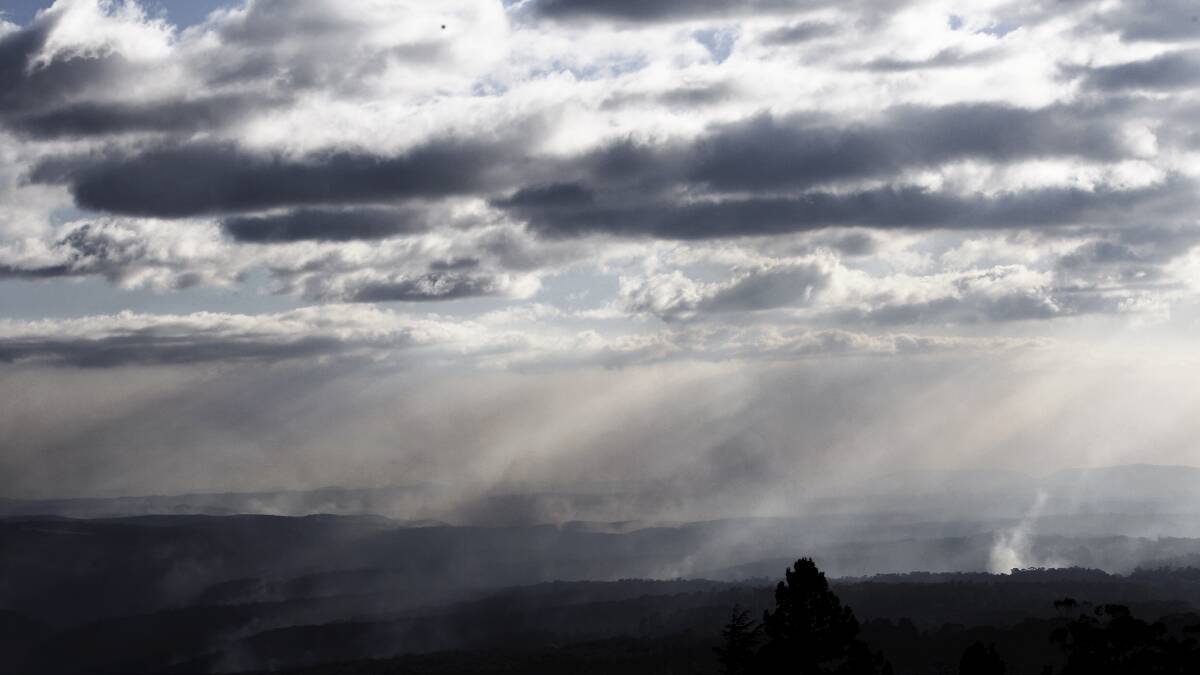 Fires continue to burn around the Blue Mountains today. Photos: NICK MOIR, DALLAS KILPONEN