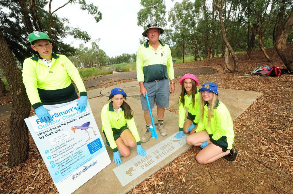 DUBBO: Dubbo City Council s Wayne Ferguson (centre) helps Dubbo College South Campus Year 8 students (from left) Jake Williams, Aleesha Butler, Emma Blake and Sam Galway with their stormwater assignment yesterday. Photo: BELINDA SOOLE