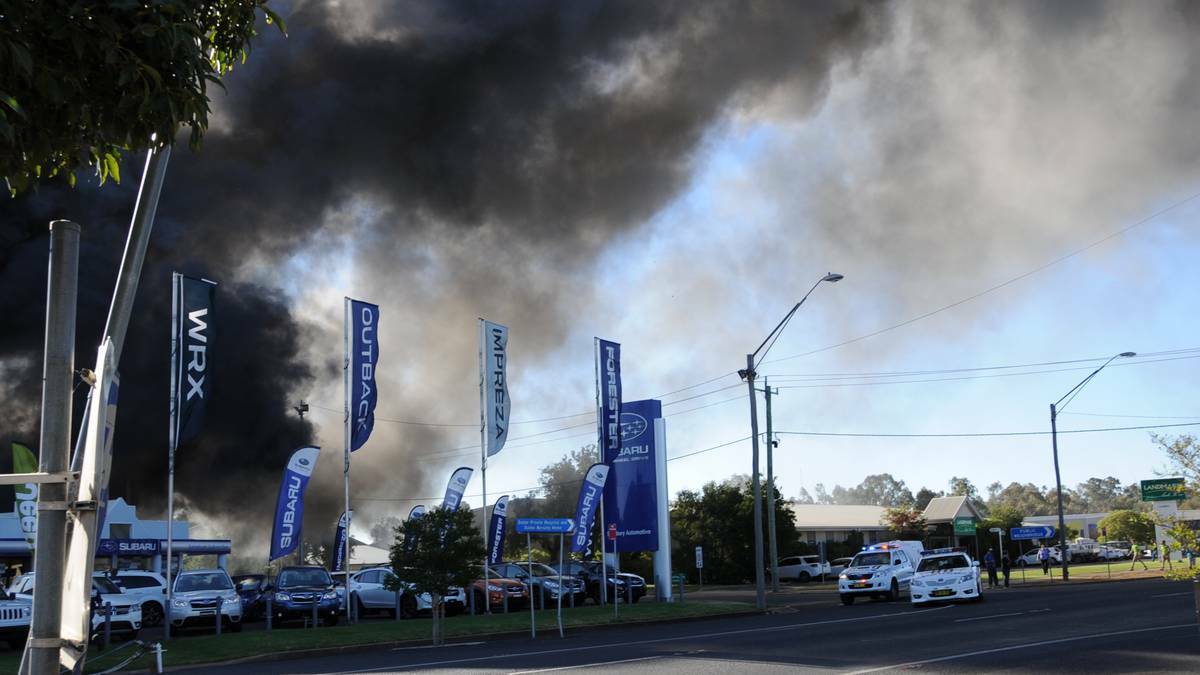 A large fire in North Dubbo has destroyed buildings and a number of cars. Photo Belinda Soole