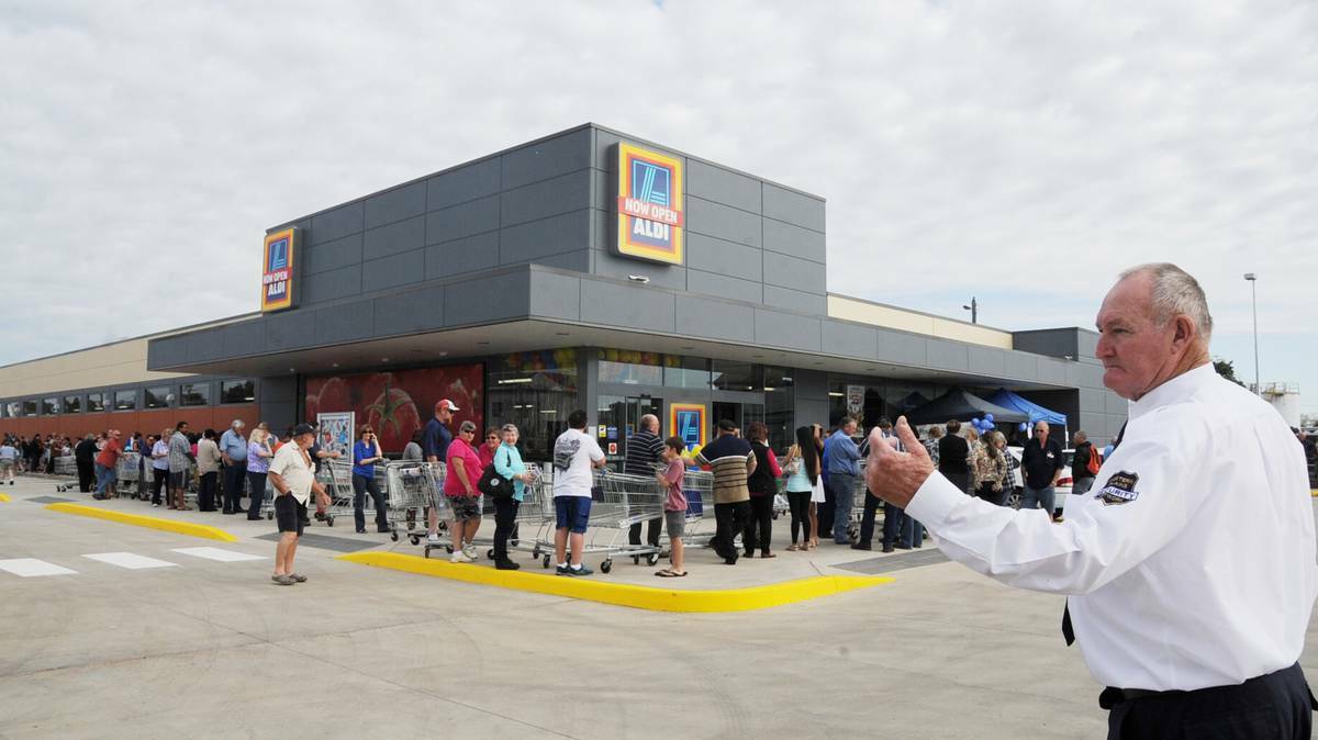 Shoppers lined up nice and early to get a look at Dubbo's new Aldi store, which opened yesterday. Photos: BELINDA SOOLE.