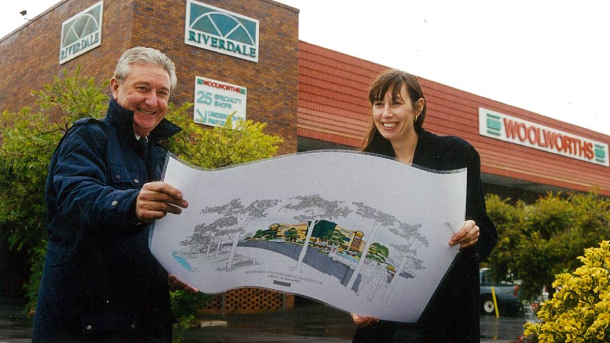 Riverdale Centre manager Paul Cheshire and Woolworths national marketing manager Cheryl Bahr in 1999. Photo: FILE