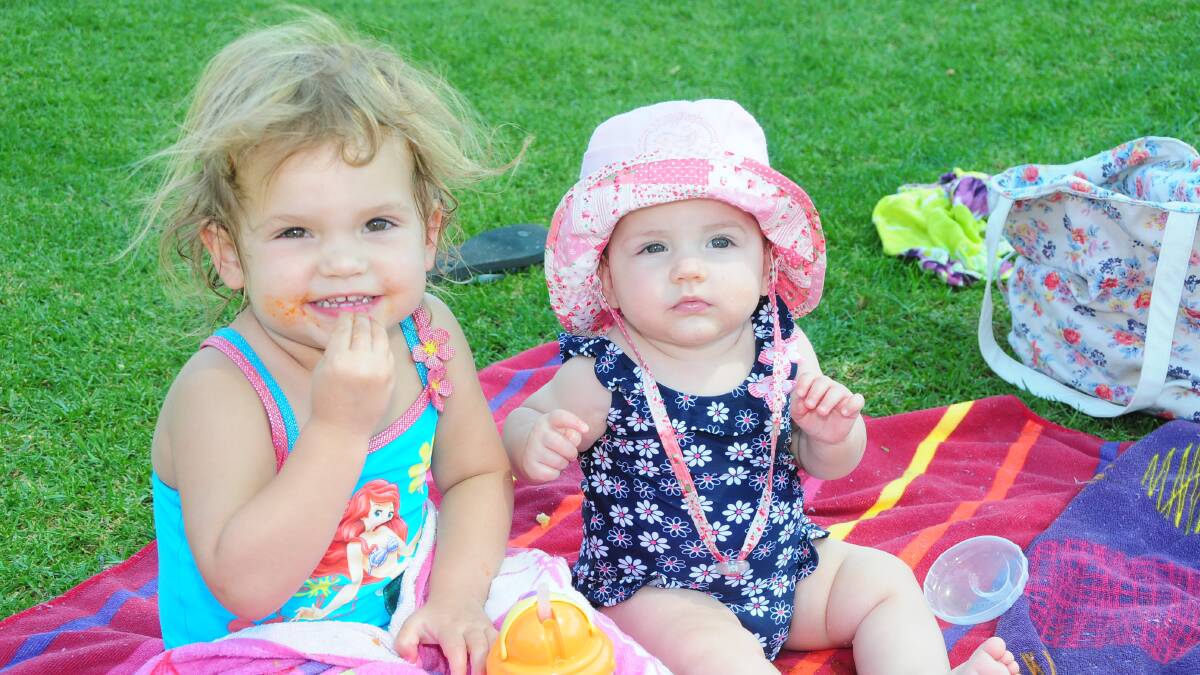 BEAT THE HEAT: Holly and Milly Fraser.  Photo: Kathryn O'Sullivan. 