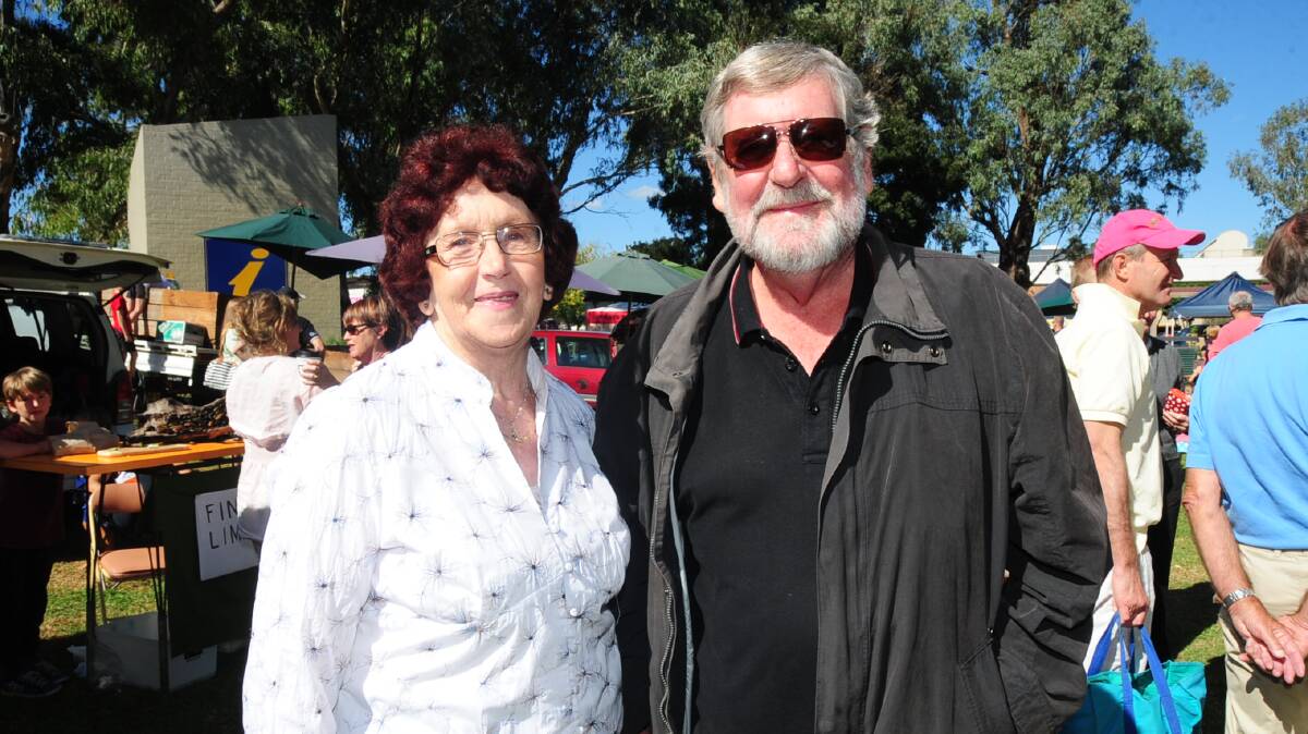 EASTER SATURDAY FARMERS MARKETS: Helen Smith and Colin Munro. Photo CHERYL BURKE