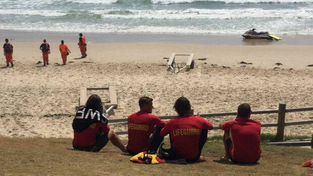 People searching at Flynns Beach for the body of a 14-year-old Bronson Rhodes. Photo: Port Macquarie News