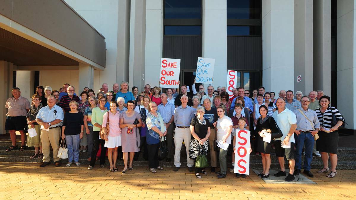 DUBBO: South Dubbo residents opposed to the council’s proposed planning changes rallied together in a show of support at the city council chambers last night. Photo BELINDA SOOLE