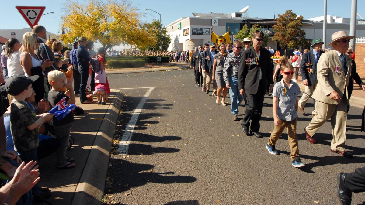 Crowds lined the streets of Dubbo to honour those who marched in the 2014 Anzac Parade 