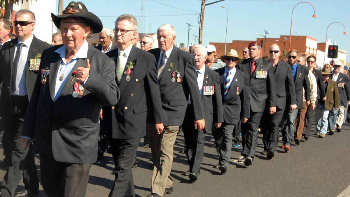 Crowds lined the streets of Dubbo to honour those who marched in the 2014 Anzac Parade 