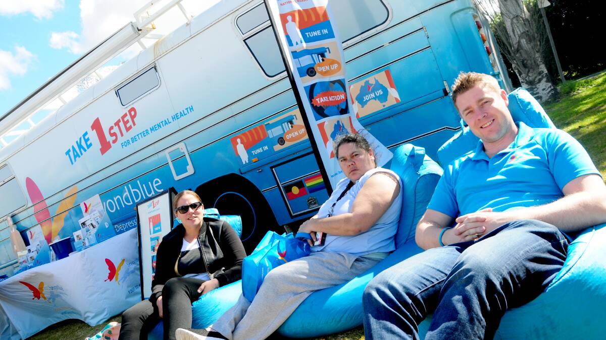 Joella Dwyer and Stacy Doolan enjoying the sunshine at Dubbo in front of the Big Blue Bus with beyondblue events and volunteers manager Sam Walker. Photo: LOUISE DONGES