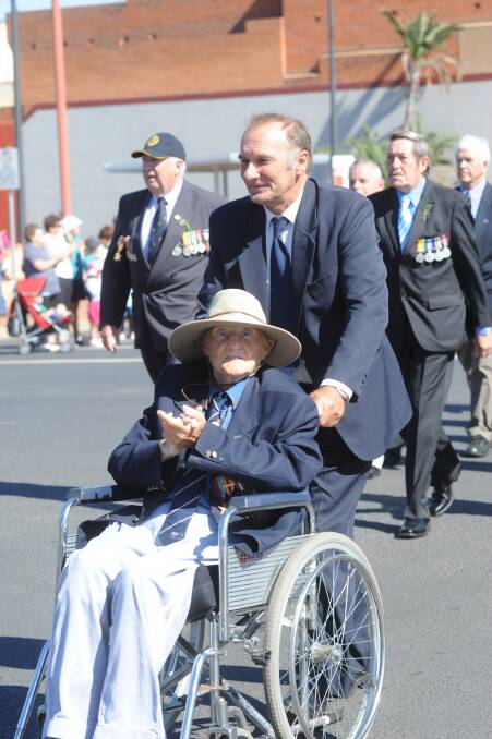 Crowds lined the streets of Dubbo to honour those who marched in the 2014 Anzac Parade