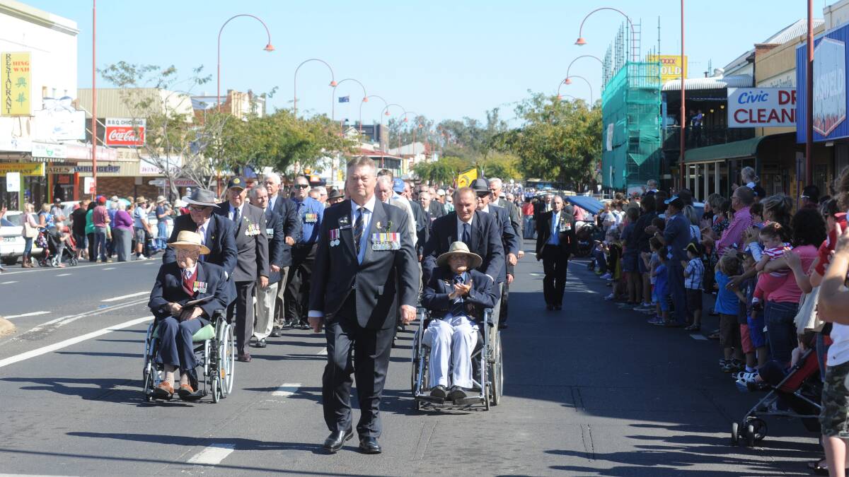 Crowds lined the streets of Dubbo to honour those who marched in the 2014 Anzac Parade
