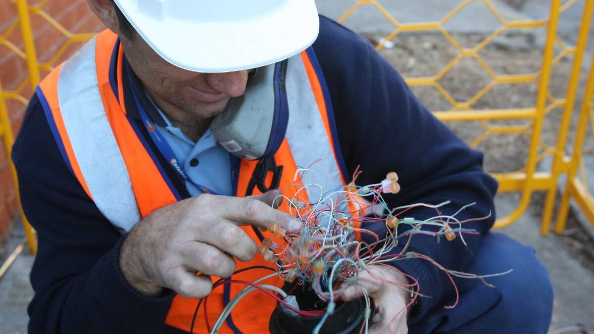 Dubbo is on track to get its first connections to the National Broadband Network to existing houses by the middle of 2015, Mayor Mathew Dickerson told council on Monday night.
