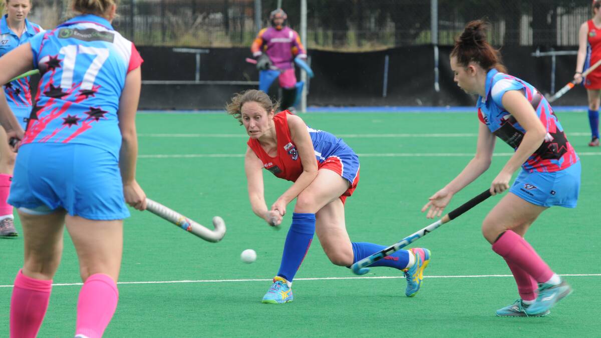 ON THE JOB: Belinda Lewis looks for options in her side's loss to the Dubbo Blue Jays in Orange on Saturday. Photo: JUDE KEOGH 							     0502hockey1