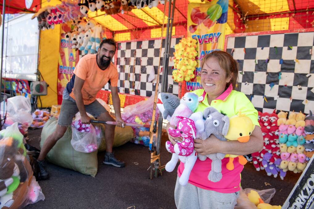 Kike Vera and Brooke Pavier, from B & B Rides and Games, setting up for the 2024 Dubbo Show. Picture by Belinda Soole