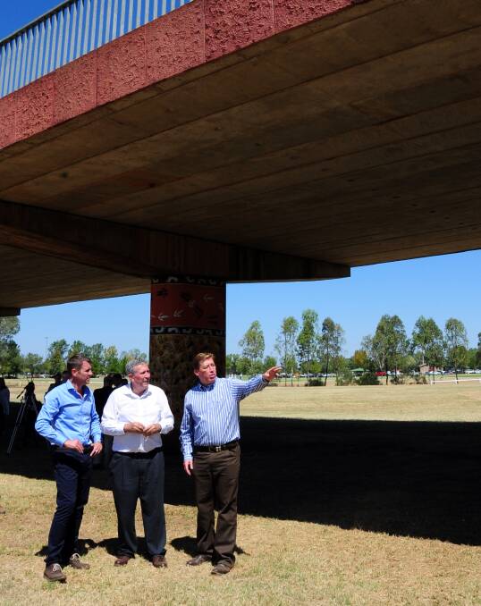 DUPLICATE BRIDGE: NSW premier Mike Baird, Roads Minister Duncan Gay and Dubbo MP Troy Grant at the announcement of a second bridge. Photo: BELINDA SOOLE