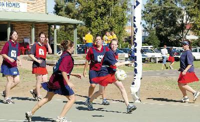 Adele Merriman (St Starlets) on the ball with Bec Cook (Butcher Babes) on the defence in Dubbo netball last season. The 2004 competitions will start on May 1.