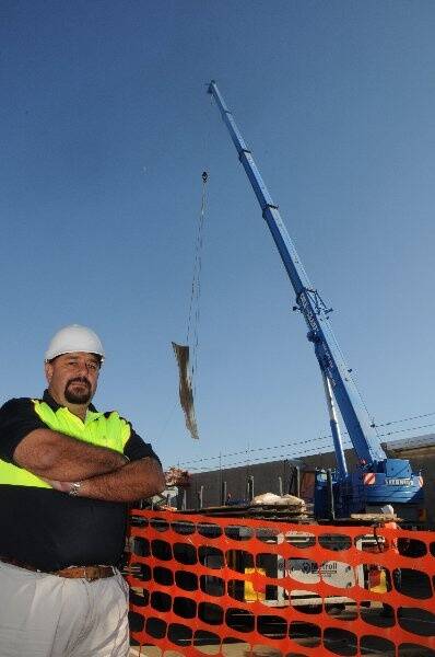 Kevin Saul oversaw the 28.16-metre long pieces of steel transported from its rolling site in West Dubbo to the Dan Murphy’s site in East Dubbo. The second attempt to put the sheets of metal on the roof was successful.