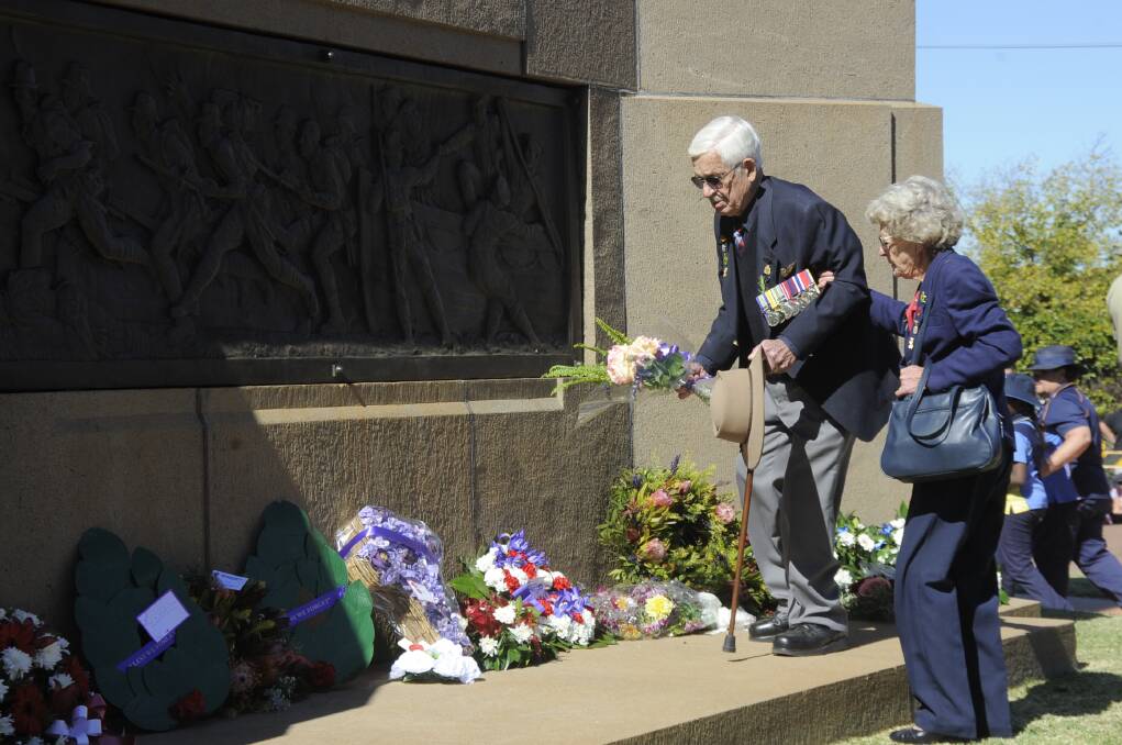 Olly and Beth Ireland lay a wreath during the Anzac Day service in Dubbo's Victoria Park.