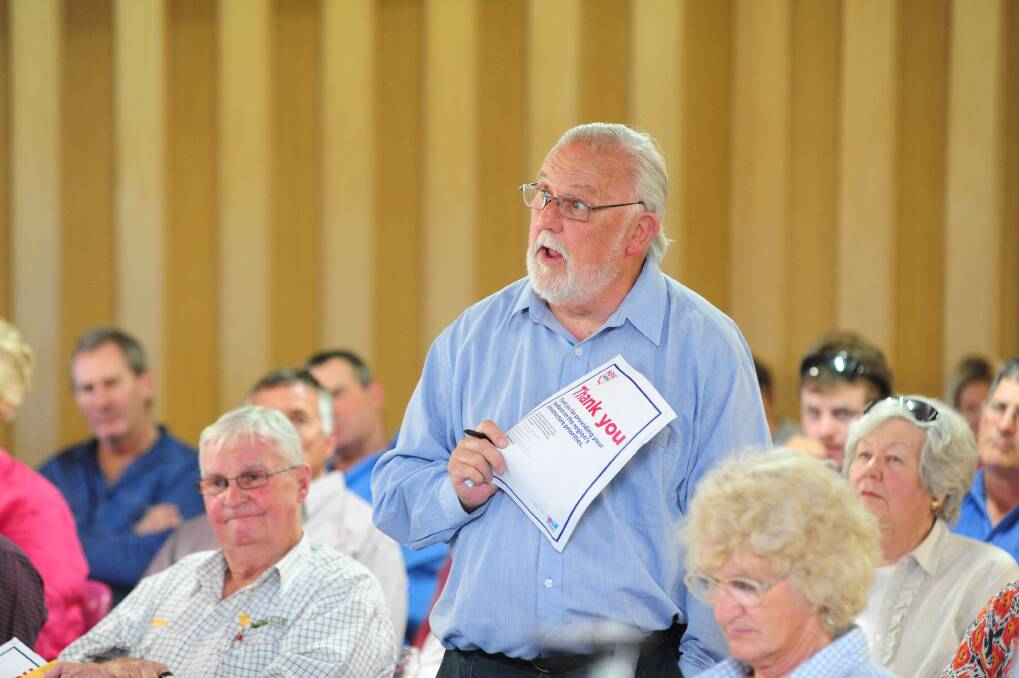 Cobbora community member Rob Ingram speaking at the meeting at the Dunedoo Golf Club. Photos LOUISE DONGES.