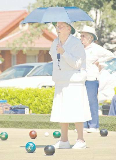 The heat was on at Dubbo City Bowling Club and Betty West found a great way to combat the effects.